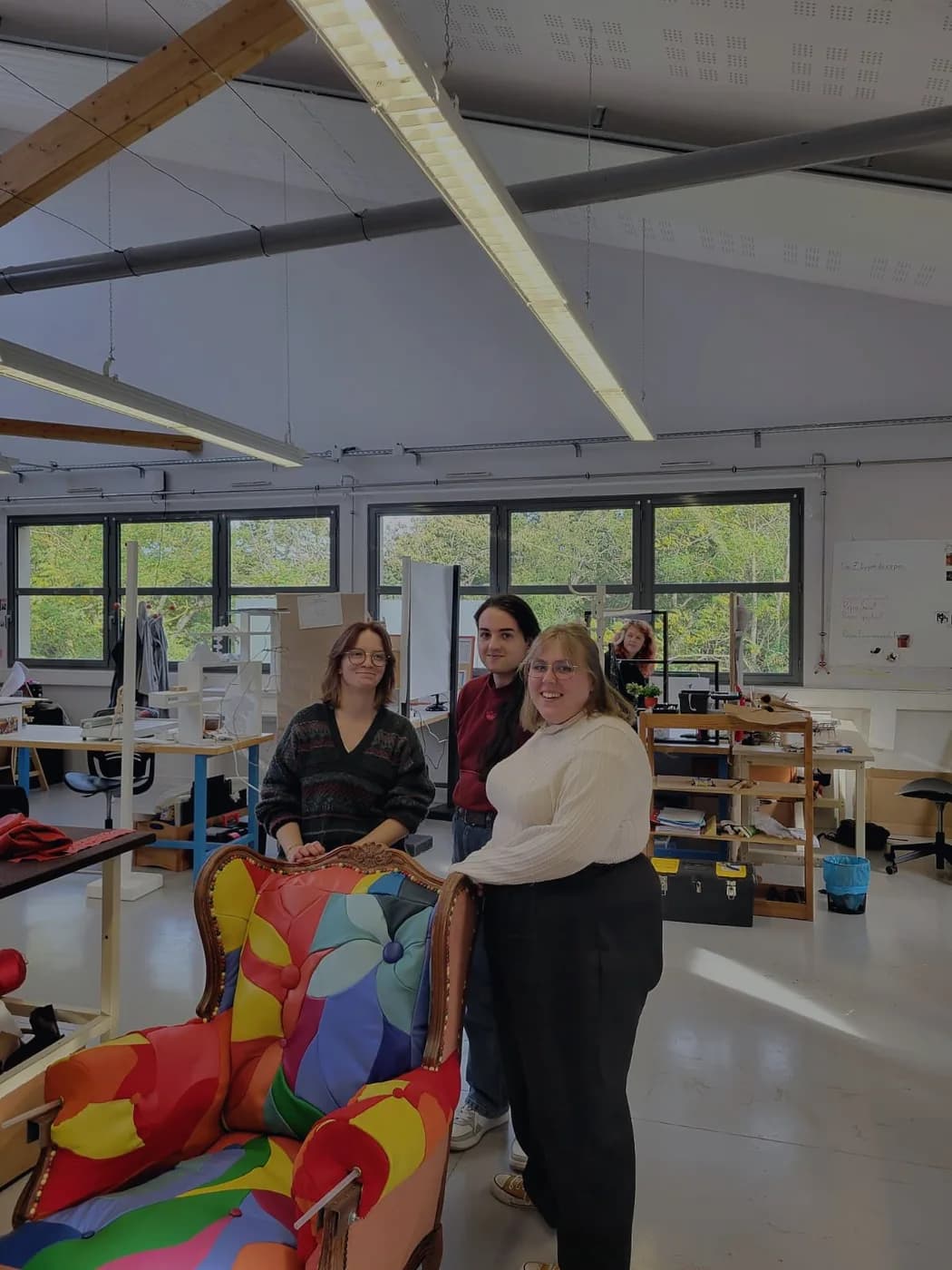 Le fauteuil ANIMO et son équipe artisanale, Lycée Bonaparte
